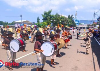 Semarak peringatan HUT ke-80 RI di Pacitan dimeriahkan dengan parade drumband pelajar yang memukau penonton dengan penampilan penuh semangat. (Foto: Sunardi/Berita Pacitan).