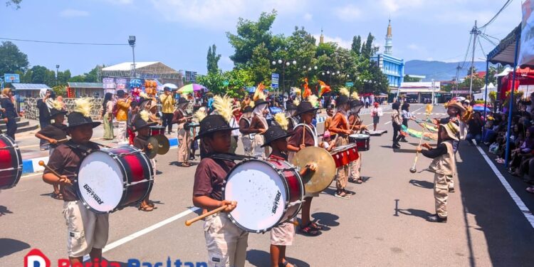 Semarak peringatan HUT ke-80 RI di Pacitan dimeriahkan dengan parade drumband pelajar yang memukau penonton dengan penampilan penuh semangat. (Foto: Sunardi/Berita Pacitan).