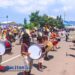 Semarak peringatan HUT ke-80 RI di Pacitan dimeriahkan dengan parade drumband pelajar yang memukau penonton dengan penampilan penuh semangat. (Foto: Sunardi/Berita Pacitan).
