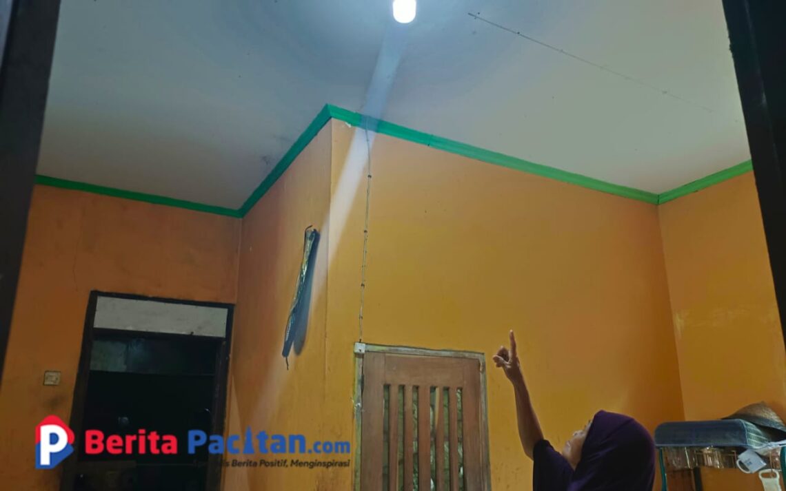 Lampu rumah warga hanya mampu menyala redup pada sore hingga malam hari. Warga Desa Klesem mengeluhkan tegangan listrik yang lemah dan naik-turun sejak lama. Sunardi Berita Pacitan).