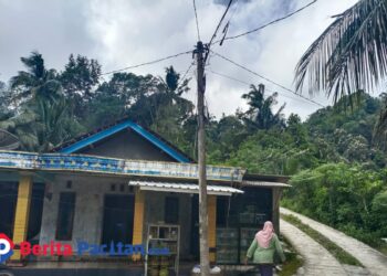 Kondisi tiang listrik di Desa Klesem, Kecamatan Kebonagung, Pacitan, tampak keropos dengan kabel bergelantungan. Warga mengaku sudah melaporkan sejak 2020, namun hingga kini belum ada perbaikan. (Sunardi Berita Pacitan).