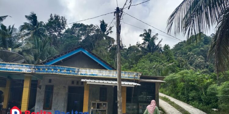 Kondisi tiang listrik di Desa Klesem, Kecamatan Kebonagung, Pacitan, tampak keropos dengan kabel bergelantungan. Warga mengaku sudah melaporkan sejak 2020, namun hingga kini belum ada perbaikan. (Sunardi Berita Pacitan).