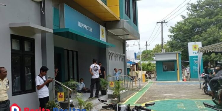 Kantor PLN ULP Pacitan. Pihak PLN memastikan akan menindaklanjuti keluhan warga Desa Klesem terkait listrik yang kerap redup dengan melakukan survei lapangan. (Foto: Sunardi/Berita Pacitan).