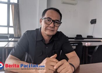 Ketua Komisi I DPRD Pacitan, Rahman Wijayanto, menegaskan bahwa mutasi pejabat OPD merupakan hal wajar sebagai bentuk penyegaran birokrasi, dengan tujuan meningkatkan kualitas pelayanan publik. (Foto: Sunardi/Berita Pacitan)