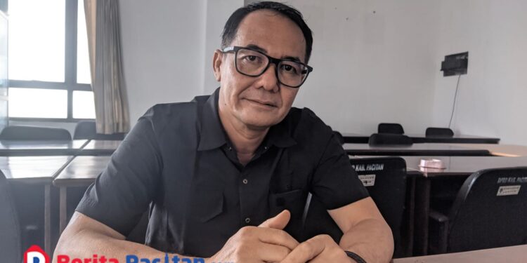 Ketua Komisi I DPRD Pacitan, Rahman Wijayanto, menegaskan bahwa mutasi pejabat OPD merupakan hal wajar sebagai bentuk penyegaran birokrasi, dengan tujuan meningkatkan kualitas pelayanan publik. (Foto: Sunardi/Berita Pacitan)