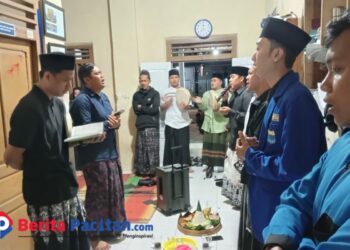 Kader PMII Pacitan mengikuti doa bersama dalam rangka peringatan Maulid Nabi Muhammad SAW 1446 H di Sekretariat Cabang PMII Pacitan, Sabtu malam (13/9/2025). (Foto : Sunardi Berita Pacitan).