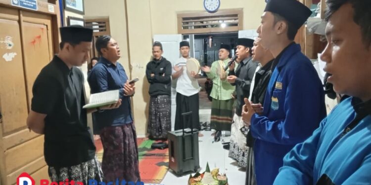 Kader PMII Pacitan mengikuti doa bersama dalam rangka peringatan Maulid Nabi Muhammad SAW 1446 H di Sekretariat Cabang PMII Pacitan, Sabtu malam (13/9/2025). (Foto : Sunardi Berita Pacitan).