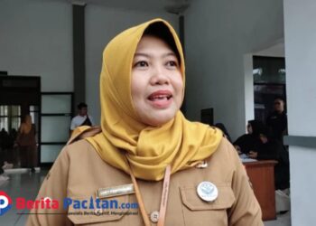 Plt. Sekretaris Dinas Sosial Pacitan, Luky Puspitosari, saat memberikan keterangan terkait perkembangan Sekolah Rakyat di Pacitan yang kuotanya belum terpenuhi hingga 24 September 2025. (Foto Al Ahmadi Berita Pacitan).