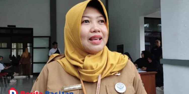 Plt. Sekretaris Dinas Sosial Pacitan, Luky Puspitosari, saat memberikan keterangan terkait perkembangan Sekolah Rakyat di Pacitan yang kuotanya belum terpenuhi hingga 24 September 2025. (Foto Al Ahmadi Berita Pacitan).