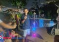 Pemuda di Desa Klesem, Kecamatan Kebonagung, tengah merakit layangan malam berlampu warna-warni. Tradisi musim angin ini tidak hanya menjadi hiburan, tetapi juga sarana mempererat kebersamaan lintas generasi di Pacitan. (Foto: Sunardi Berita Pacitan).