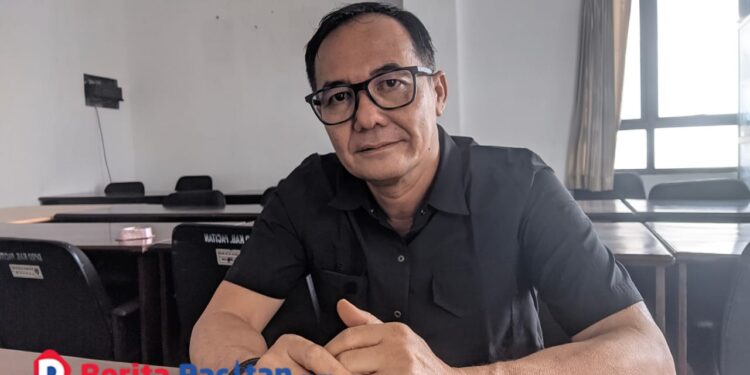 Ketua Komisi I DPRD Pacitan, Rakhman Wijayanto, saat ditemui di ruang kerjanyan Kamis, 18 September 2025. (Foto: Sunardi/Beritapacitan.com)