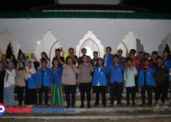 PMII STAINU Pacitan bersama Kapolres dan jajaran Polres Pacitan dalam acara Kopi Bolo Bhabin, membangun ruang dialog santai sekaligus literasi bagi mahasiswa. Kamis malam, 18/09/2025. (Foto : Sunardi Berita Pacitan).