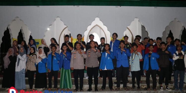 PMII STAINU Pacitan bersama Kapolres dan jajaran Polres Pacitan dalam acara Kopi Bolo Bhabin, membangun ruang dialog santai sekaligus literasi bagi mahasiswa. Kamis malam, 18/09/2025. (Foto : Sunardi Berita Pacitan).