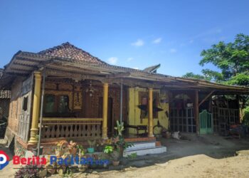 Rumah Wawan di Dusun Krajan, Desa Kayen, Kecamatan Pacitan. Sosok yang dikenal pendiam dan kerap dianggap baik oleh tetangga ini kini menjadi buronan polisi usai diduga melakukan pembacokan sadis di Desa Temon, Arjosari. (foto : Sunardi Berita Pacitan).