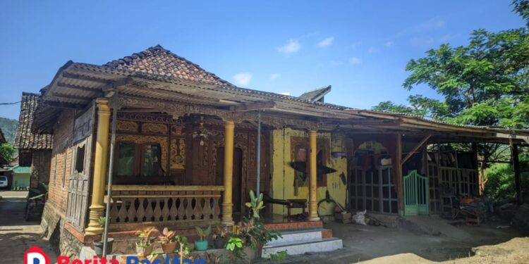 Rumah Wawan di Dusun Krajan, Desa Kayen, Kecamatan Pacitan. Sosok yang dikenal pendiam dan kerap dianggap baik oleh tetangga ini kini menjadi buronan polisi usai diduga melakukan pembacokan sadis di Desa Temon, Arjosari. (foto : Sunardi Berita Pacitan).