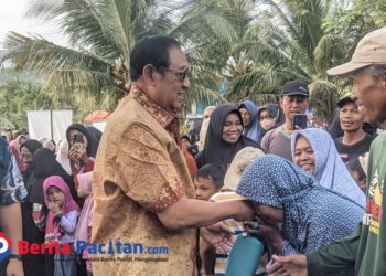 Putra daerah Pacitan sekaligus Presiden ke-6 RI, Susilo Bambang Yudhoyono (SBY), menyapa warga dalam Festival Resik Kali 2025 di Desa Sukoharjo. (Foto : Sunardi Berita Pacitan).