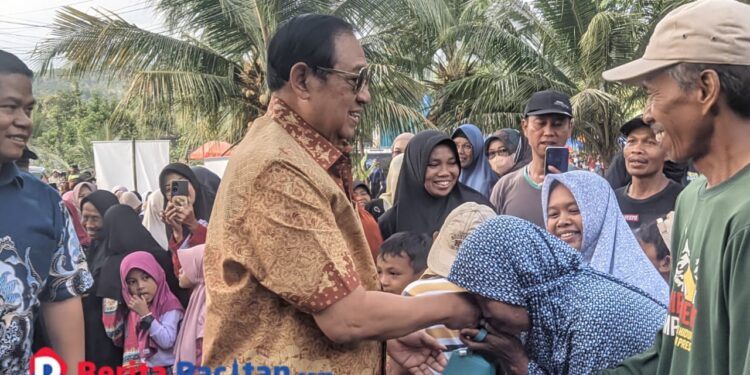 Putra daerah Pacitan sekaligus Presiden ke-6 RI, Susilo Bambang Yudhoyono (SBY), menyapa warga dalam Festival Resik Kali 2025 di Desa Sukoharjo. (Foto : Sunardi Berita Pacitan).