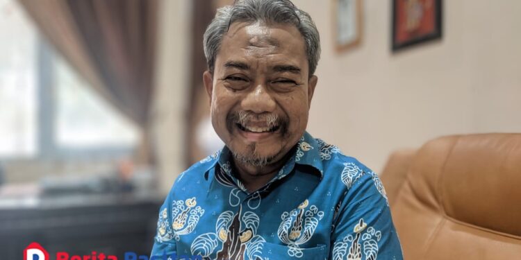 Kepala Disparbudpora Pacitan, Turmudi, menjelaskan persiapan dan pengembangan fasilitas destinasi wisata menjelang liburan akhir tahun, Kamis (25/9/2025). (Foto : Sunardi Berita Pacitan).