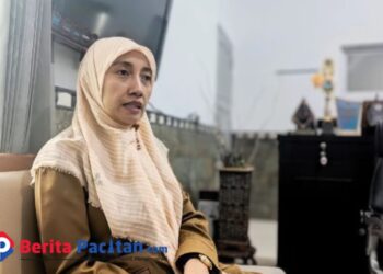 Kepala Dinas Lingkungan Hidup (DLH) Pacitan, Cicik, saat memberikan keterangan terkait mekanisme baru penilaian Adipura 2025 yang lebih menekankan pengelolaan sampah rumah tangga. (Foto: Sunardi Berita Pacitan).