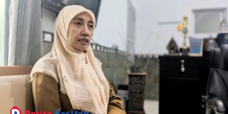 Kepala Dinas Lingkungan Hidup (DLH) Pacitan, Cicik, saat memberikan keterangan terkait mekanisme baru penilaian Adipura 2025 yang lebih menekankan pengelolaan sampah rumah tangga. (Foto: Sunardi Berita Pacitan).