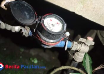 Salah satu meteran air milik pelanggan Perumdam Pacitan. Distribusi air di sejumlah wilayah masih menghadapi kendala aliran kecil hingga mati pada malam hari. (Foto : Sunardi Berita Pacitan).