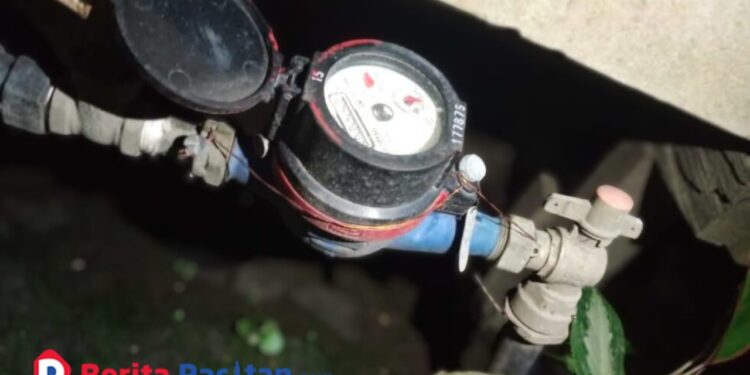 Salah satu meteran air milik pelanggan Perumdam Pacitan. Distribusi air di sejumlah wilayah masih menghadapi kendala aliran kecil hingga mati pada malam hari. (Foto : Sunardi Berita Pacitan).