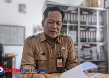 Sekwan DPRD Pacitan, Didik Alih Wibowo, saat ditemui di ruang kerjanya, Senin 29/9/2025. (Foto : Sunardi Berita Pacitan).