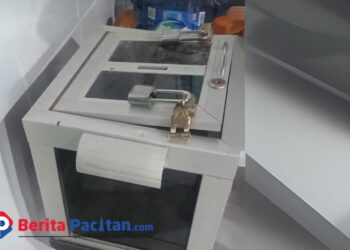 Kondisi kotak amal Masjid Al Azhar Dusun Pinggir Desa Gembong Arjosari, di bobol uang raip habis dibawa kabur. (Foto : Sunardi Berita Pacitan).