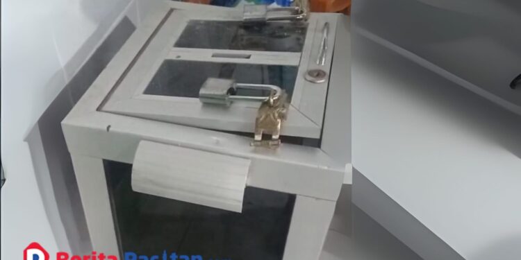 Kondisi kotak amal Masjid Al Azhar Dusun Pinggir Desa Gembong Arjosari, di bobol uang raip habis dibawa kabur. (Foto : Sunardi Berita Pacitan).