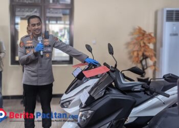 Barang bukti dua unit sepeda motor yang diamankan Polres Pacitan ditunjukkan Kapolres AKBP Ayub Diponegoro Azhar dalam konferensi pers pengungkapan kasus curanmor. (Foto : Sunardi Berita Pacitan).