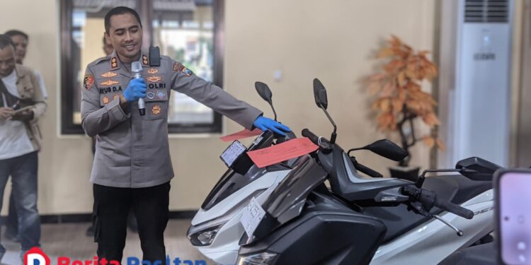 Barang bukti dua unit sepeda motor yang diamankan Polres Pacitan ditunjukkan Kapolres AKBP Ayub Diponegoro Azhar dalam konferensi pers pengungkapan kasus curanmor. (Foto : Sunardi Berita Pacitan).