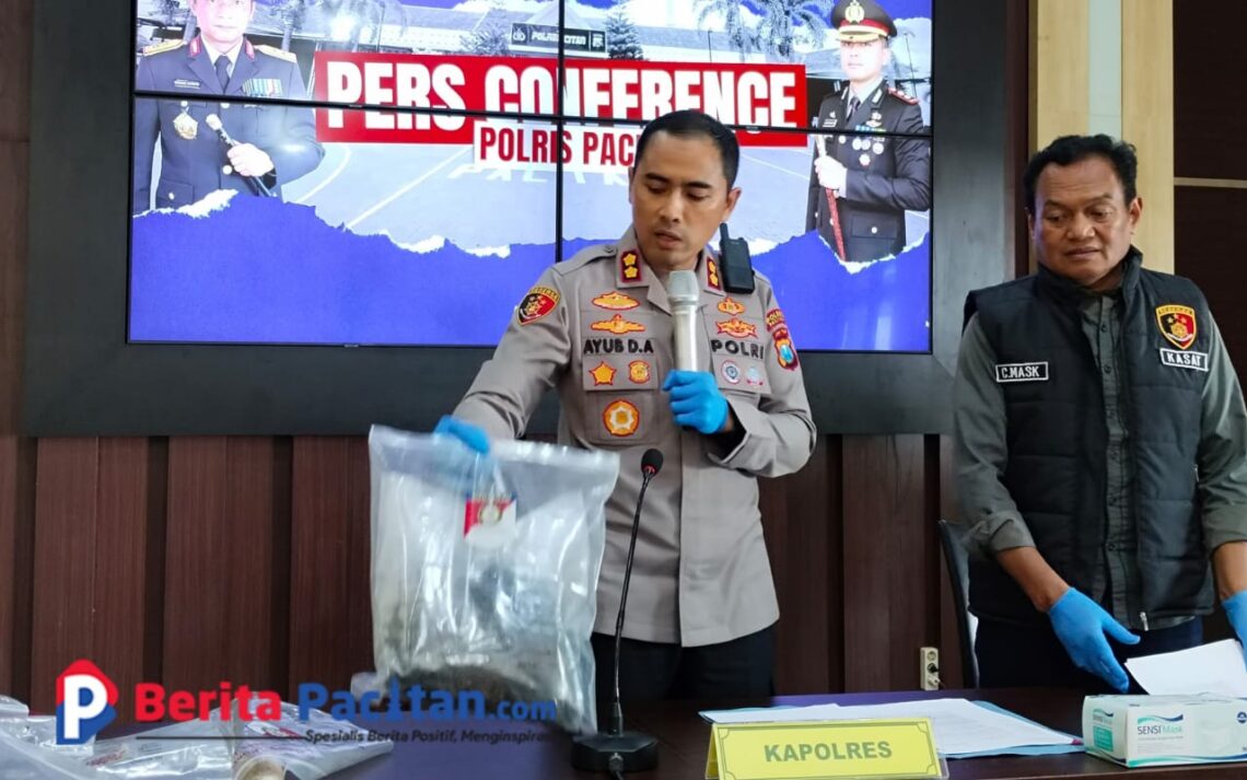 Kapolres Pacitan AKBP Ayub Diponegoro Azhar memperlihatkan barang bukti yang digunakan pelaku dalam kasus pembacokan di Desa Temon, Kecamatan Arjosari, saat konferensi pers. Kamis 2/10/2025. (Foto Sunardi Berita Pacitan).