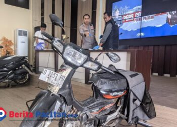 Salah satu barang bukti berupa sepeda motor yang digunakan pelaku dalam aksi pembacokan di Desa Temon, Kecamatan Arjosari, ditunjukkan dalam konferensi pers di Mapolres Pacitan, Kamis 2/10/2025. (Foto : Sunardi Berita Pacitan).
