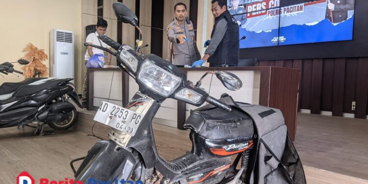 Salah satu barang bukti berupa sepeda motor yang digunakan pelaku dalam aksi pembacokan di Desa Temon, Kecamatan Arjosari, ditunjukkan dalam konferensi pers di Mapolres Pacitan, Kamis 2/10/2025. (Foto : Sunardi Berita Pacitan).