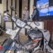 Salah satu barang bukti berupa sepeda motor yang digunakan pelaku dalam aksi pembacokan di Desa Temon, Kecamatan Arjosari, ditunjukkan dalam konferensi pers di Mapolres Pacitan, Kamis 2/10/2025. (Foto : Sunardi Berita Pacitan).