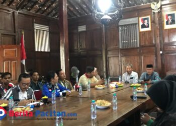 Suasana pertemuan Inspektorat Pacitan bersama Disparbudpora dan Ketua OKP se-Pacitan di Joglo Disparbudpora, Jumat 3/10/2025. (Foto : Sunardi Berita Pacitan).