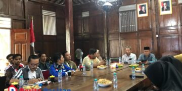 Suasana pertemuan Inspektorat Pacitan bersama Disparbudpora dan Ketua OKP se-Pacitan di Joglo Disparbudpora, Jumat 3/10/2025. (Foto : Sunardi Berita Pacitan).