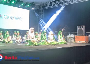 Penampilan salah satu grup hadroh siswa Sekolah Dasar dari perwakilan kecamatan di Pacitan. Suara merdu dan irama rebana berpadu indah, menampilkan semangat generasi muda dalam melestarikan seni religi. (Foto: Sunardi Berita Pacitan).