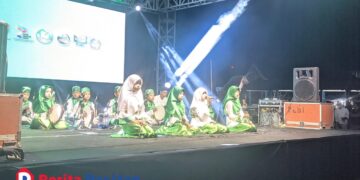 Penampilan salah satu grup hadroh siswa Sekolah Dasar dari perwakilan kecamatan di Pacitan. Suara merdu dan irama rebana berpadu indah, menampilkan semangat generasi muda dalam melestarikan seni religi. (Foto: Sunardi Berita Pacitan).