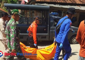 Petugas gabungan dari BPBD, TNI, dan Polairud mengevakuasi jenazah nelayan yang ditemukan setelah hilang di perairan Pacitan. Tragedi ini kembali menjadi pengingat pentingnya keselamatan dan kewaspadaan saat melaut. (Foto: Sunardi Berita Pacitan)