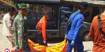 Petugas gabungan dari BPBD, TNI, dan Polairud mengevakuasi jenazah nelayan yang ditemukan setelah hilang di perairan Pacitan. Tragedi ini kembali menjadi pengingat pentingnya keselamatan dan kewaspadaan saat melaut. (Foto: Sunardi Berita Pacitan)