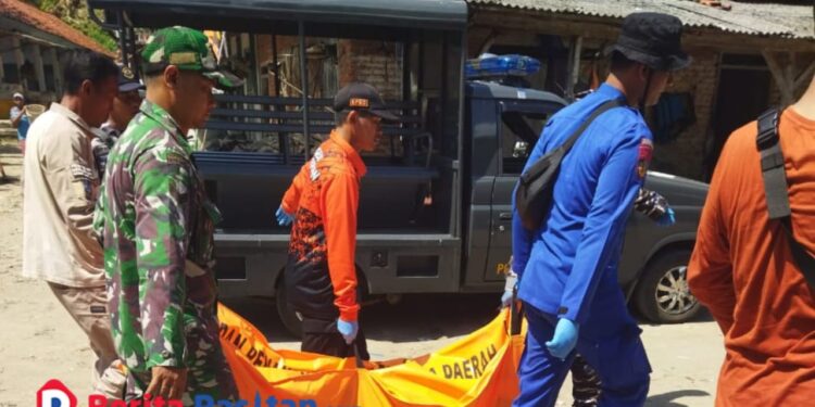 Petugas gabungan dari BPBD, TNI, dan Polairud mengevakuasi jenazah nelayan yang ditemukan setelah hilang di perairan Pacitan. Tragedi ini kembali menjadi pengingat pentingnya keselamatan dan kewaspadaan saat melaut. (Foto: Sunardi Berita Pacitan)