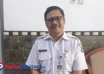 Kepala Bidang Pengelolaan Sampah, Limbah dan B3 Dinas Lingkungan Hidup (DLH) Kabupaten Pacitan, Yoni Kristanto, saat ditemui di kantornya, Kamis 16/10/2025. (foto: Sunardi/Berita Pacitan)