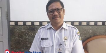 Kepala Bidang Pengelolaan Sampah, Limbah dan B3 Dinas Lingkungan Hidup (DLH) Kabupaten Pacitan, Yoni Kristanto, saat ditemui di kantornya, Kamis 16/10/2025. (foto: Sunardi/Berita Pacitan)