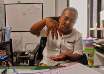 Kepala Bidang Penyehatan Lingkungan dan Air Minum Dinas PUPR Pacitan, Tonny Setyo Nugroho saat menjelaskan konsep baru drainase trotoar, Kamis, 16 Oktober 2025. (Foto: Feri Irawan for Berita Pacitan).