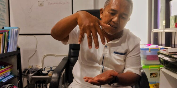 Kepala Bidang Penyehatan Lingkungan dan Air Minum Dinas PUPR Pacitan, Tonny Setyo Nugroho saat menjelaskan konsep baru drainase trotoar, Kamis, 16 Oktober 2025. (Foto: Feri Irawan for Berita Pacitan).