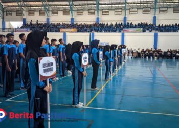 Para peserta dari berbagai kecamatan di Kabupaten Pacitan mengikuti upacara pembukaan Kejuaraan Tarkam 2025 yang digelar di GOR setempat. Ajang ini menjadi wadah mempererat silaturahmi dan menumbuhkan semangat sportivitas di kalangan masyarakat. (foto: Sunardi Berita Pacitan)