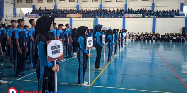 Para peserta dari berbagai kecamatan di Kabupaten Pacitan mengikuti upacara pembukaan Kejuaraan Tarkam 2025 yang digelar di GOR setempat. Ajang ini menjadi wadah mempererat silaturahmi dan menumbuhkan semangat sportivitas di kalangan masyarakat. (foto: Sunardi Berita Pacitan)