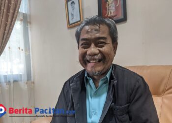 Kepala Disparbudpora Pacitan, Turmudi, saat ditemui di ruang kerjanya, Selasa 21/10/2025. (foto: Sunardi/Berita Pacitan).