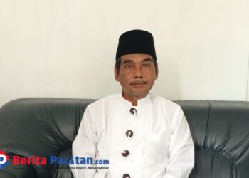 Drs. Baharuddin, M.Pd, Kepala Kantor Kemenag Pacitan, saat ditemui di ruang kerjanya membahas rangkaian peringatan Hari Amal Bhakti ke-80 dan Hari Santri 2025. (Foto: Sunardi/Berita Pacitan).